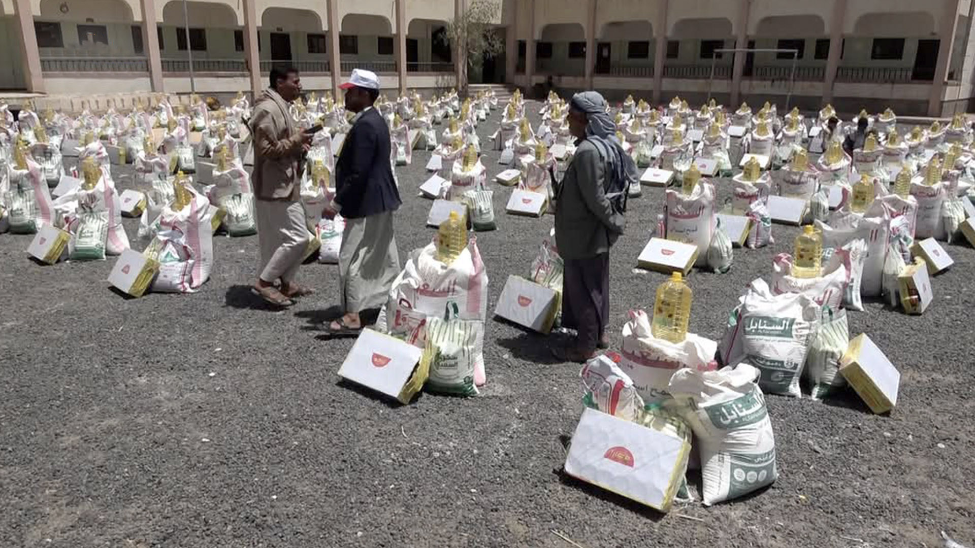مؤسسة بنيان تدشن توزيع 905 سلال غذائية للأسر الفقيرة بعمران