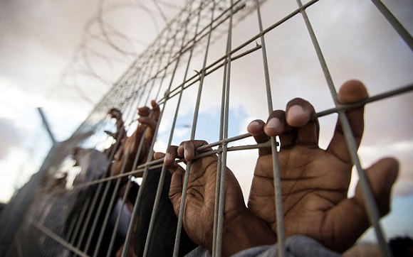 العدو يصعّد انتهاكاته في سجن "عوفر": إهانات وتجويع وحرمان من أبسط الحقوق