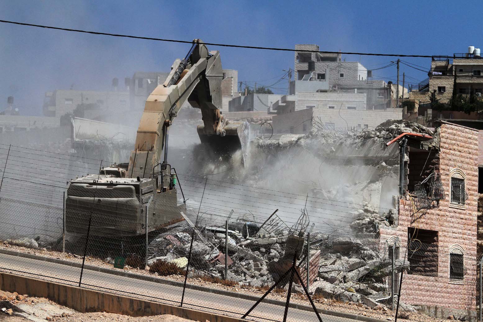 شهيدان و41 معتقلاً و42 عملية هدم وتجريف في القدس خلال مايو