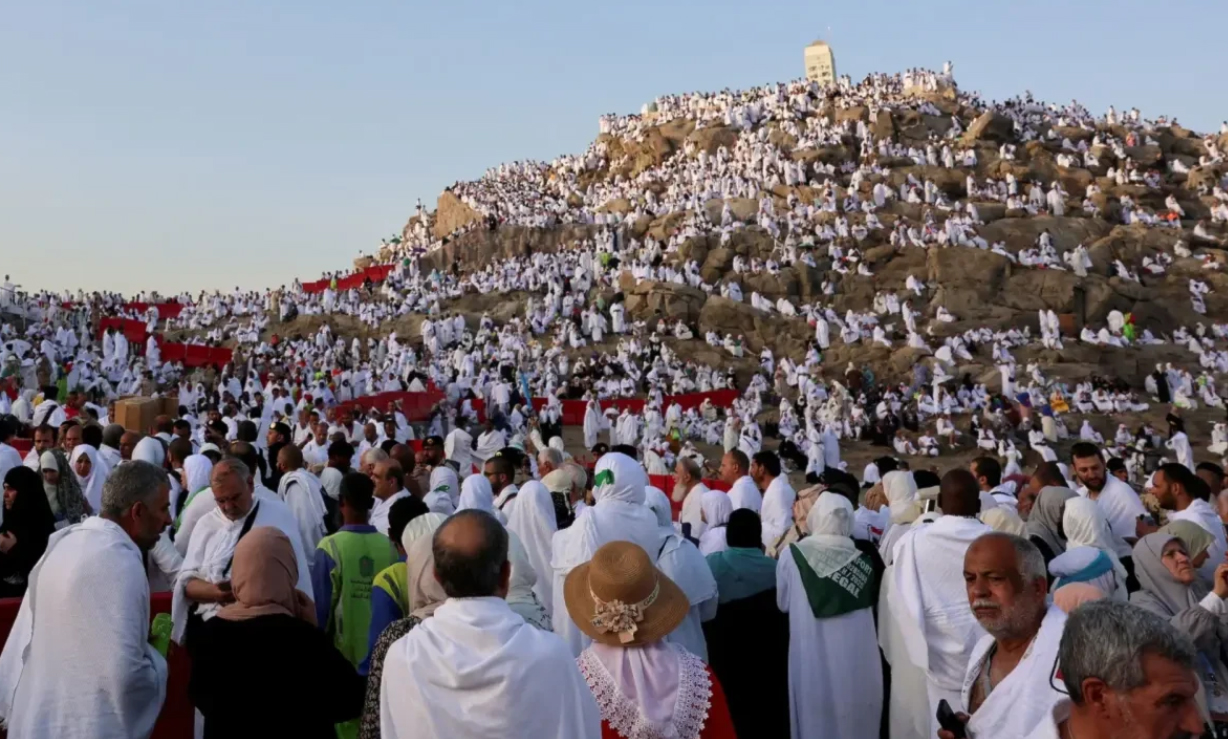 الحجّاج يؤدّون الركن الأعظم للحجّ بالوقوف على جبل عرفات