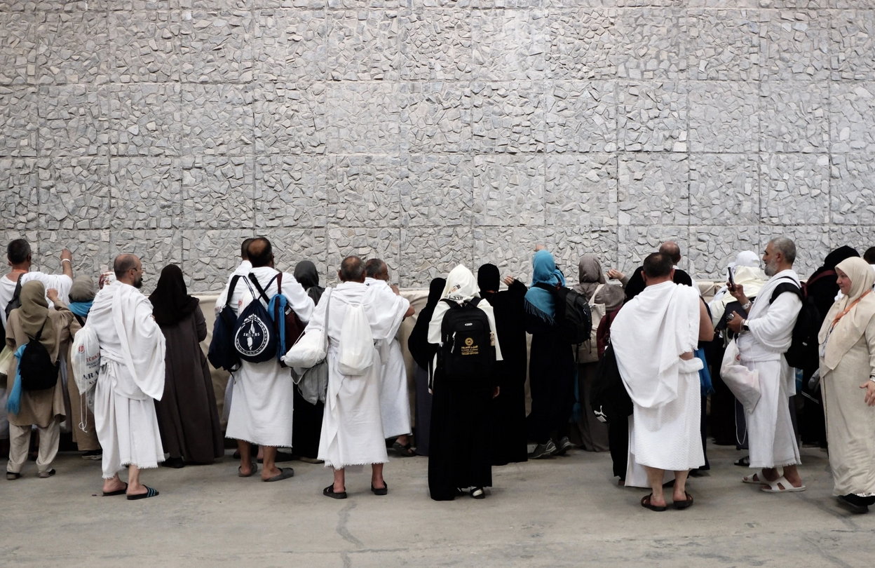 الحجّاج يرمون الجمرات في أول أيام عيد الأضحى