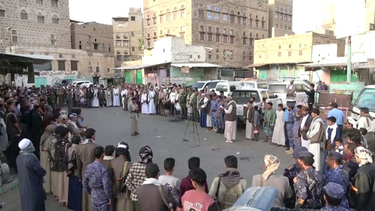 وقفة قبلية في البيضاء تنديدا بمجازر العدو الصهيوني في غزة