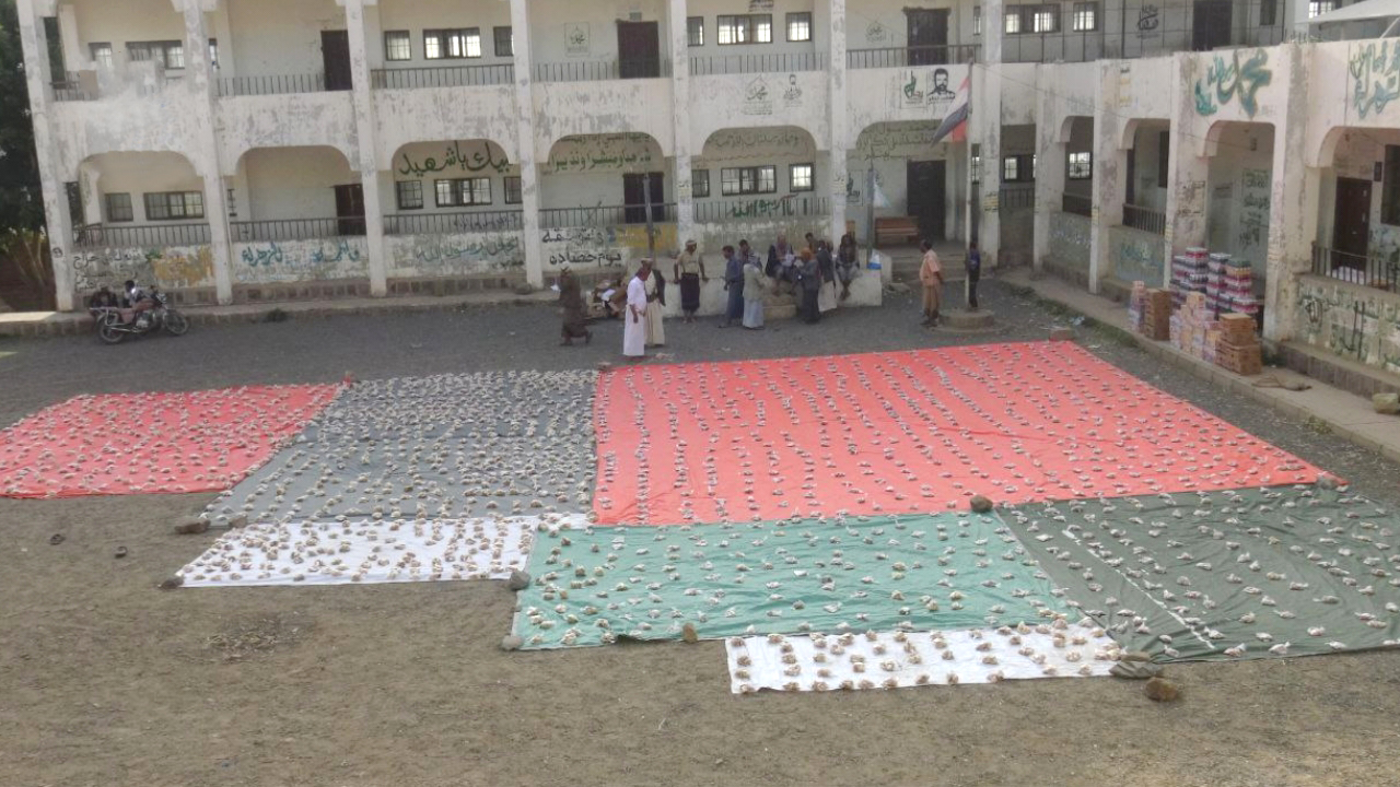 أبناء مديرية مناخة بصنعاء يسيرون قافلة عيدية للمرابطين في الجبهات