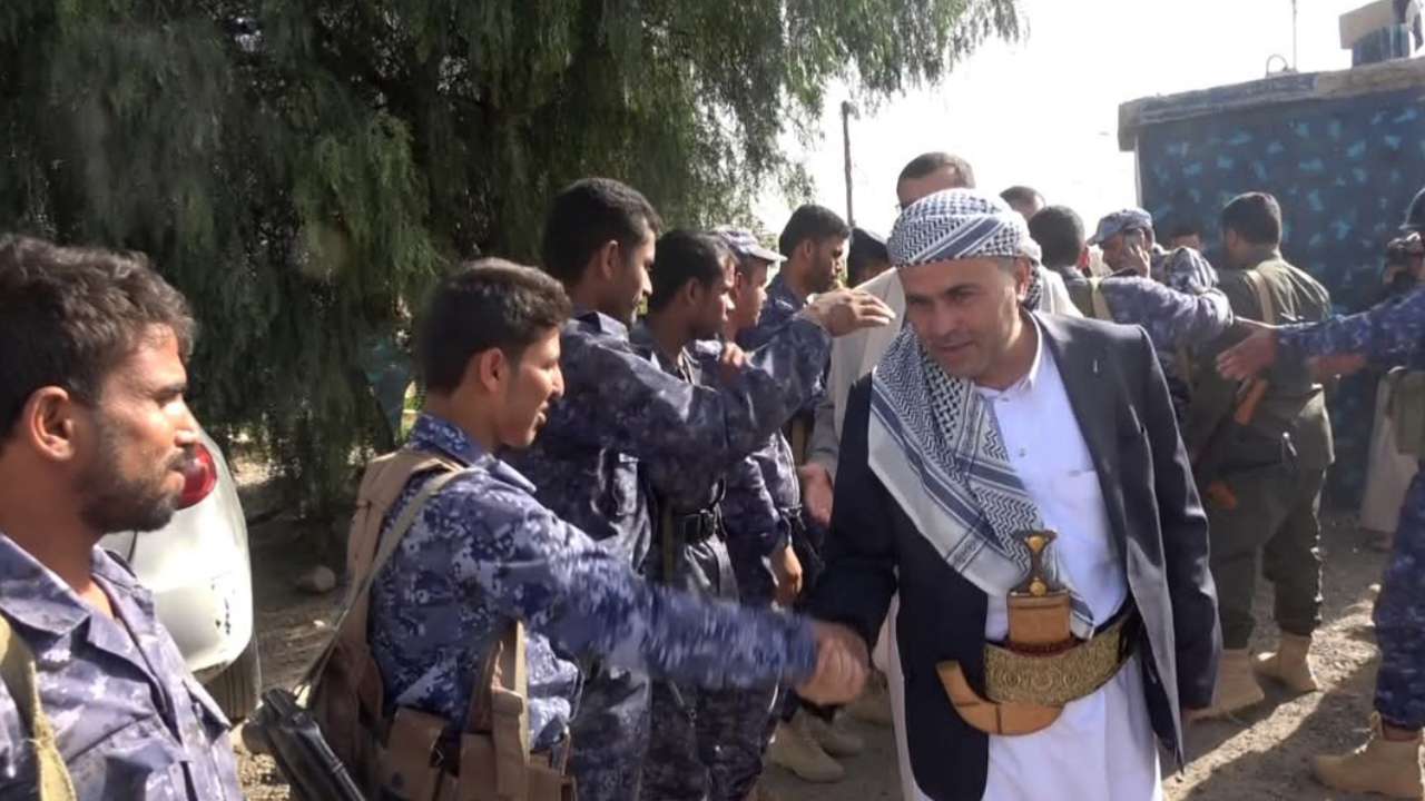 محافظ عمران يزور المرابطين في النقاط الأمنية وروضة الشهداء