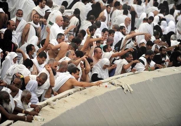 الحجاج يواصلون رمي الجمرات في أول أيام التشريق