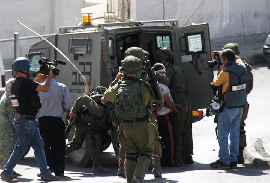 قوات العدو تعتقل 8 فلسطينيين من الخليل جنوبي الضفة