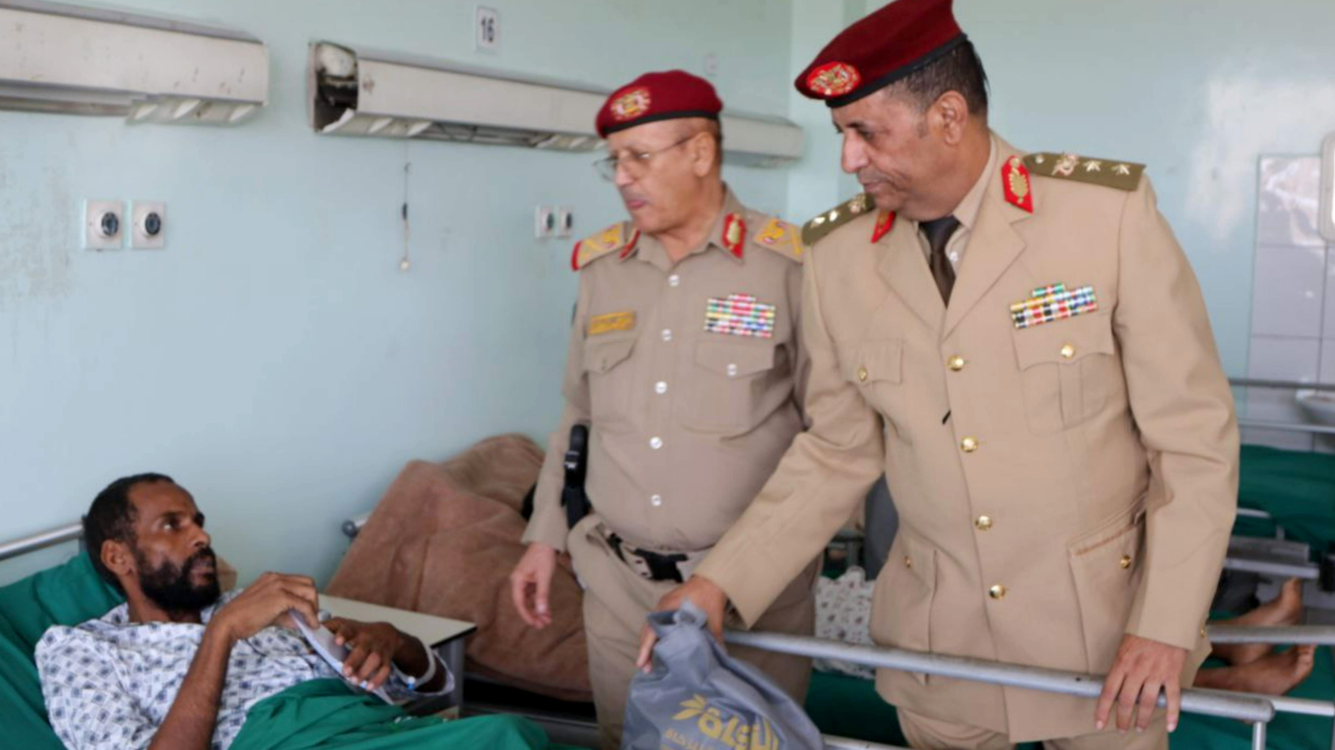 مساعد وزير الدفاع يزور الجرحى والمرضى في المستشفى العسكري ومركز القلب بصنعاء
