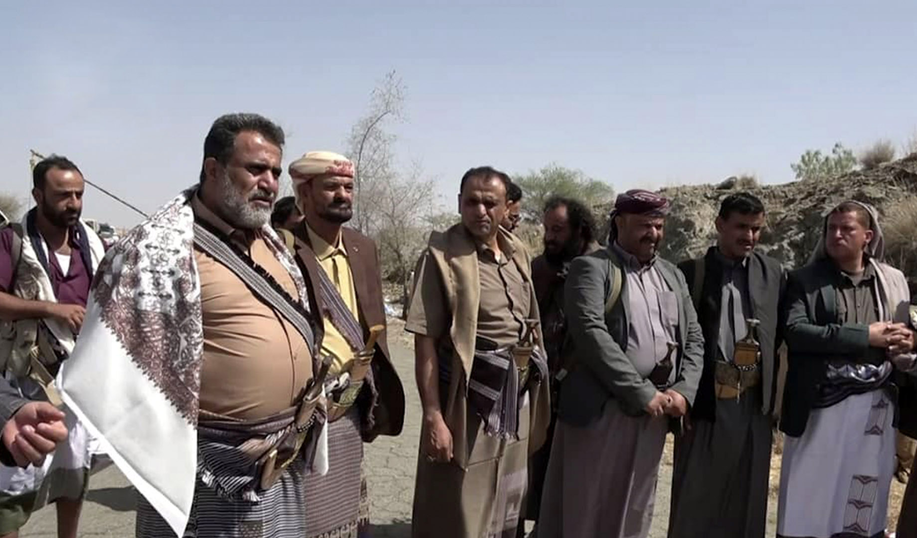 محافظ البيضاء يتفقد المرابطين في مديرية مكيراس وعقبة ثره