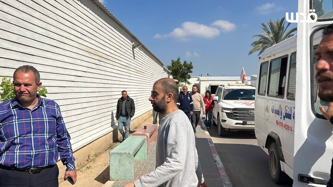 الإفراج عن 12 معتقلًا من سجون العدو