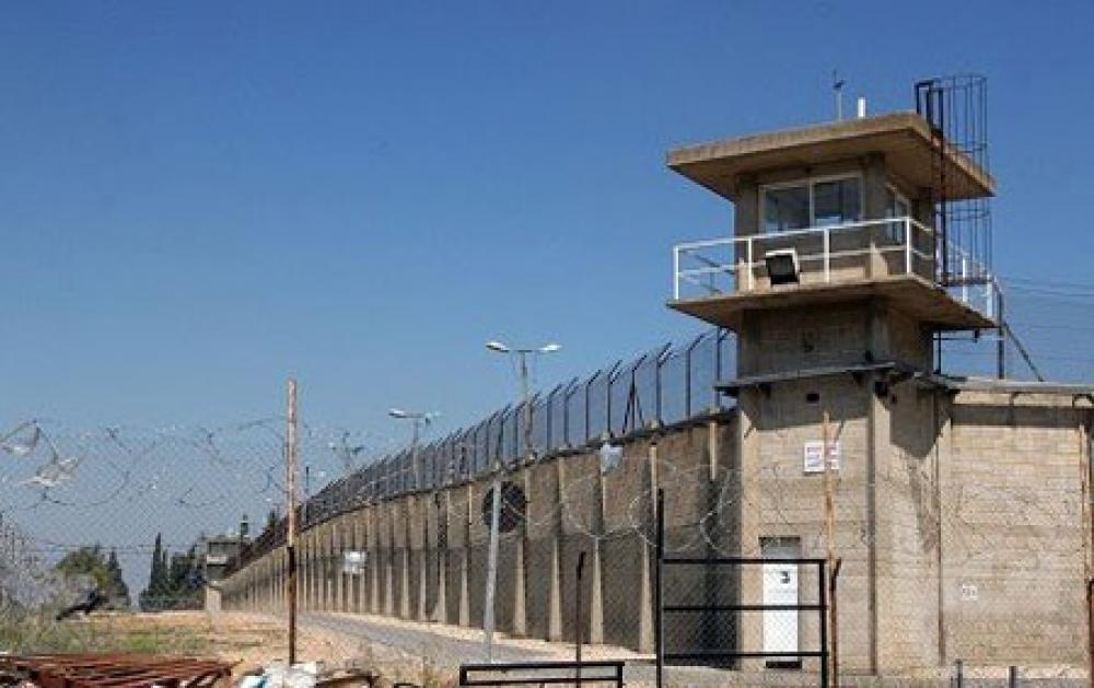 المركز الفلسطيني للدفاع عن الأسرى: استشهاد معتقل من طولكرم بسجون العدو جريمة جديدة في سجل التعذيب