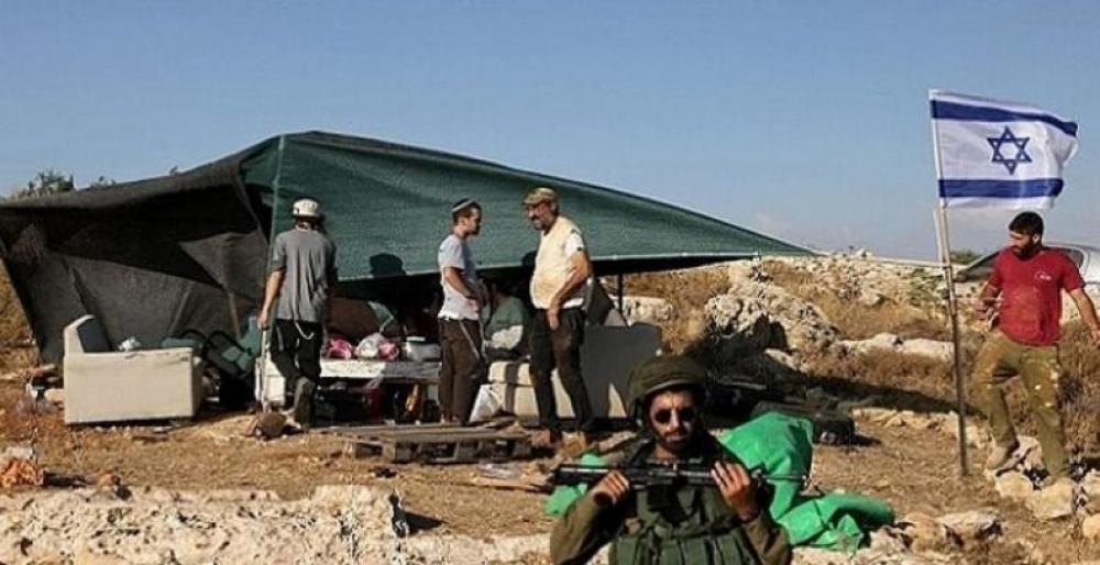 الصهاينة يشرعون بإقامة بؤرة استيطانية شمالي رام الله