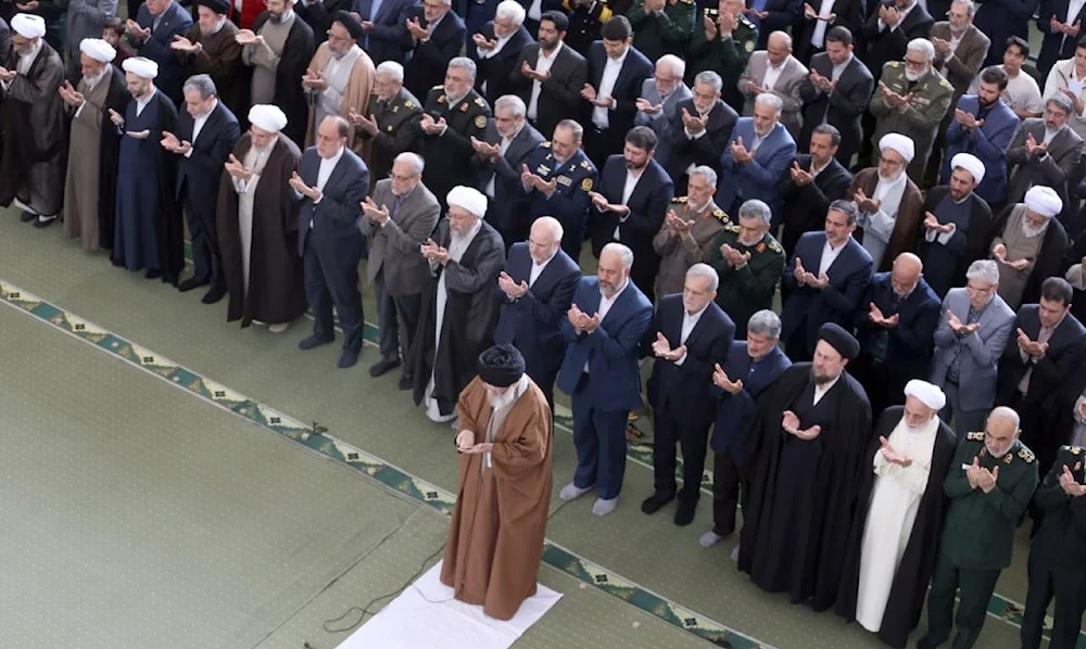 طلبة الحوزة في النجف: السيد خامنئي خط أحمر واليد التي تمتد إليه تُقطع