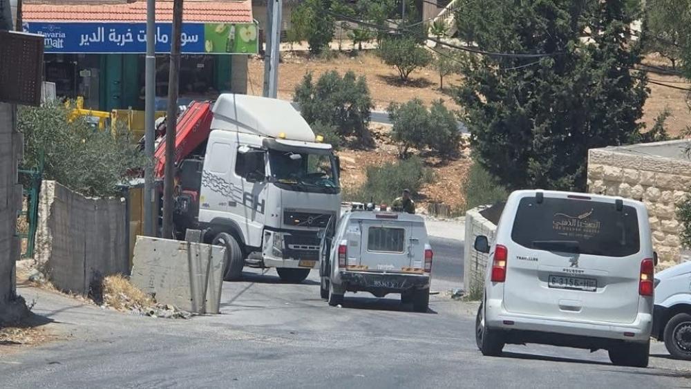 العدو الصهيوني يُركب بوابات حديدية جديدة على مداخل تقوع ببيت لحم