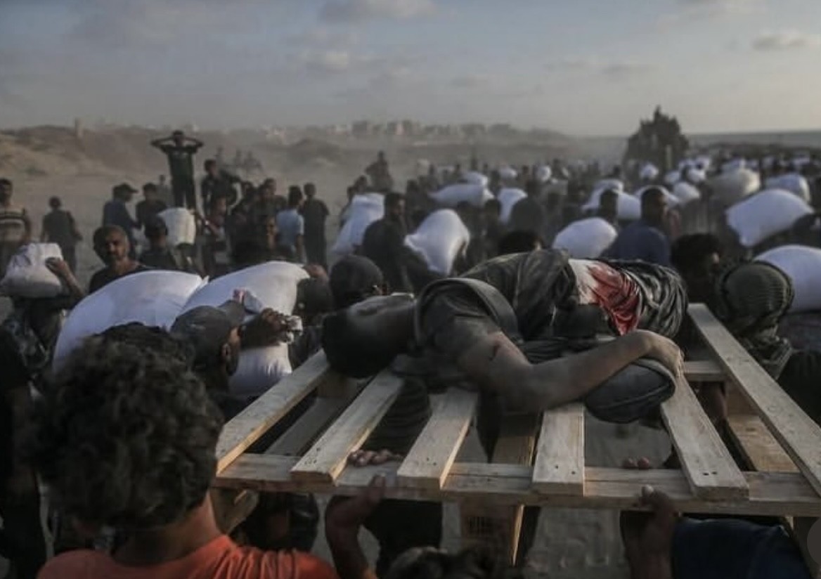 16 شهيدًا في مجزرة صهيونية جديدة بحق منتظري المساعدات بغزة
