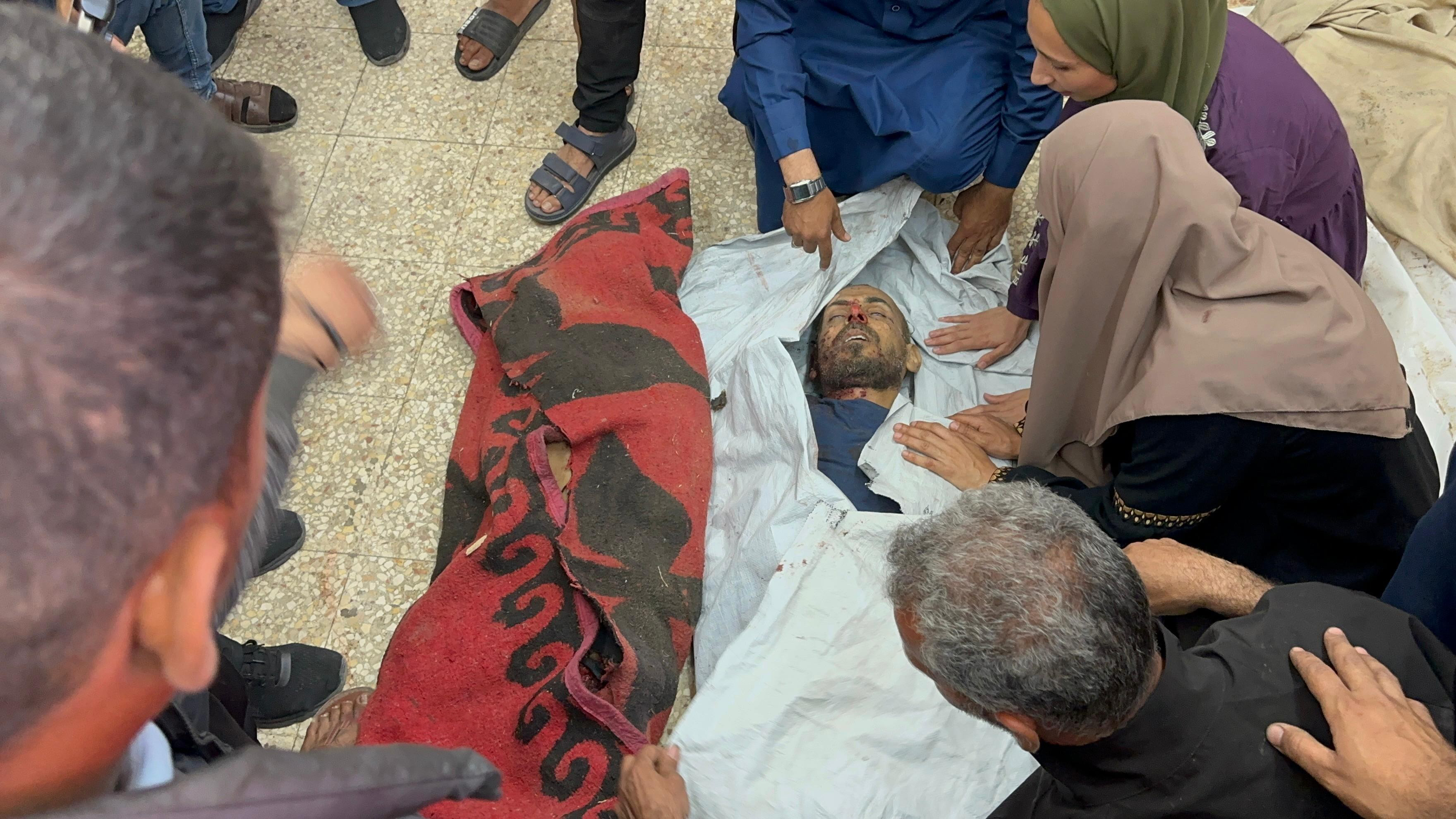 11 شهيدا بمجزرة صهيونية في دير البلح وسط غزة