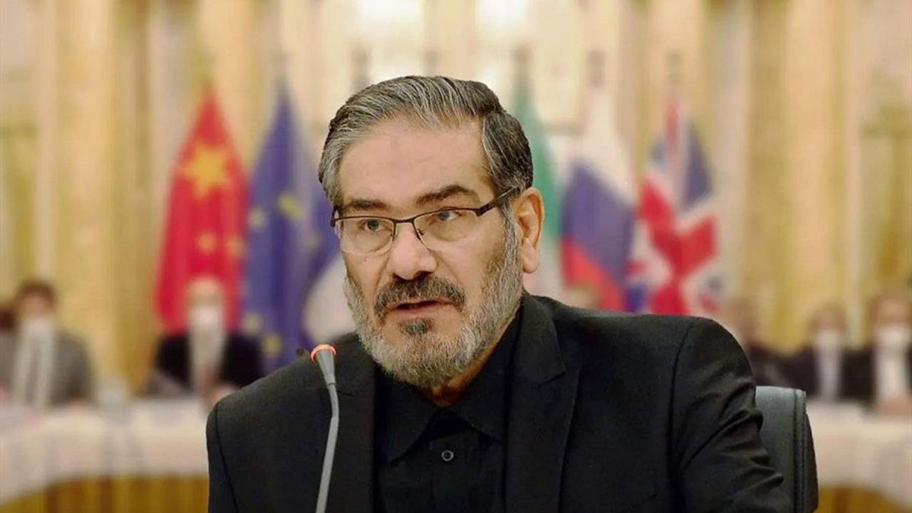 المستشار علي شمخاني: أنا على قيد الحياة ومستعد للتضحية ويوم النصر قريب