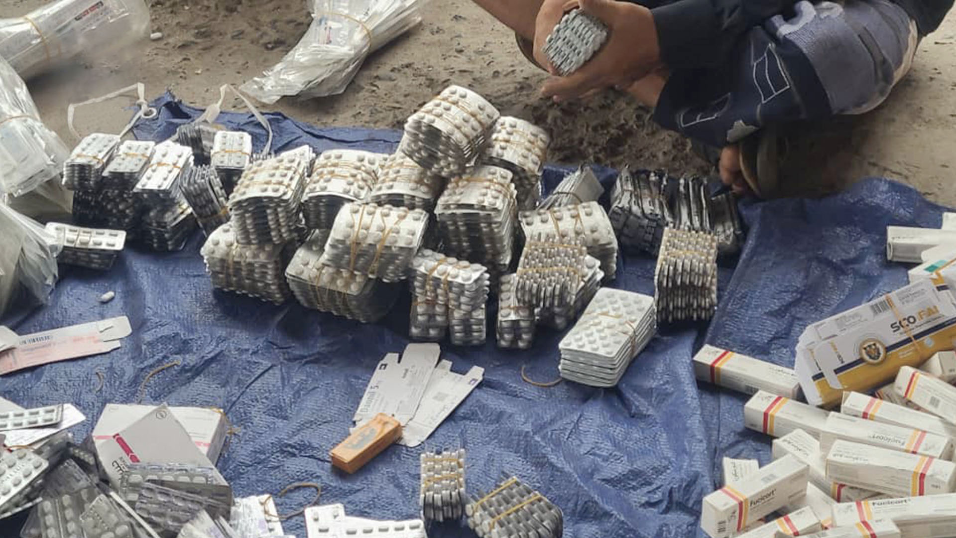 مركز الراهدة الجمركي بتعز يحبط محاولة تهريب كمية من الأدوية