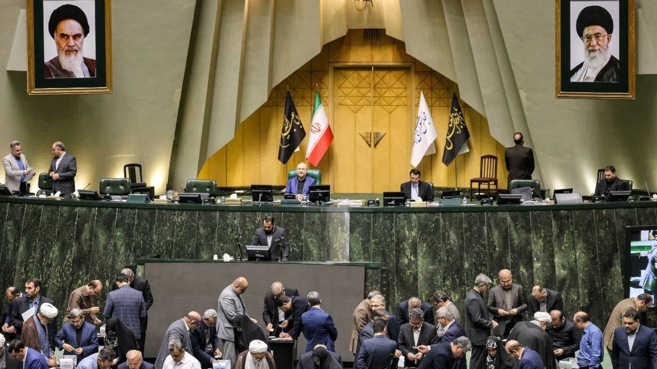 مجلس الشورى الإيراني يوصي بإغلاق مضيق هرمز والقرار للمجلس الأعلى للأمن القومي