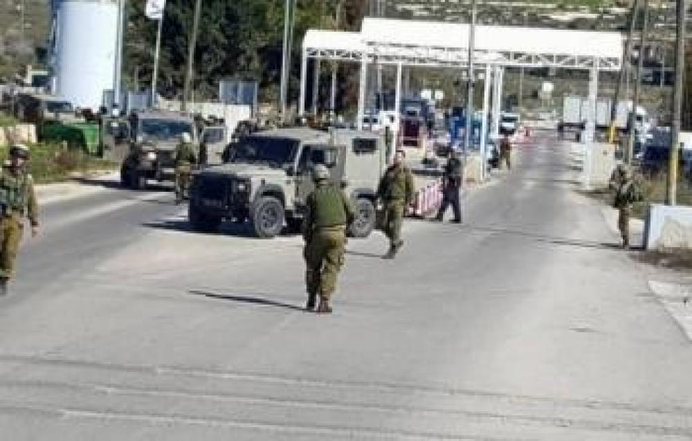 العدو يُنكل بشاب على حاجز جنوبي جنين ويقتحم دير مشعل برام الله
