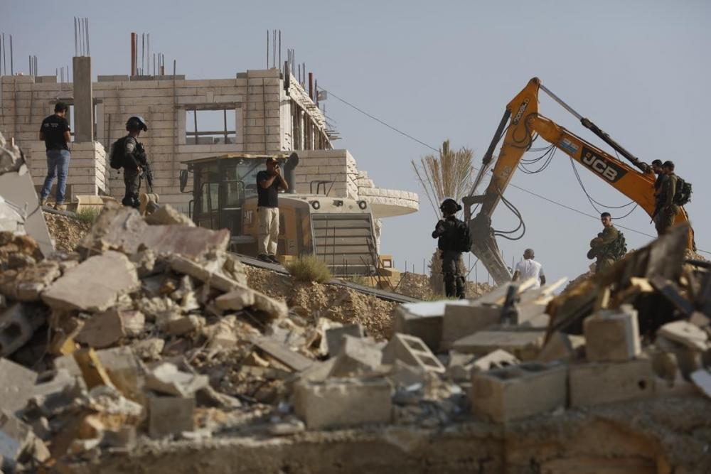 العدو الصهيوني يهدم أسوارًا في عناتا شمال شرق القدس المحتلة