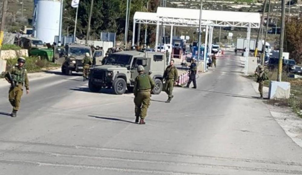 العدو الصهيوني يغلق حاجز جبع بالقدس ويطلق قنابل الغاز صوب الفلسطينيين