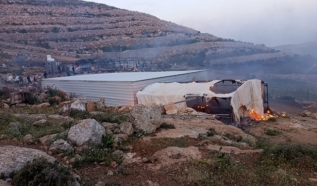 مستوطنون صهاينة يهاجمون مركبات الفلسطينيين جنوبي نابلس