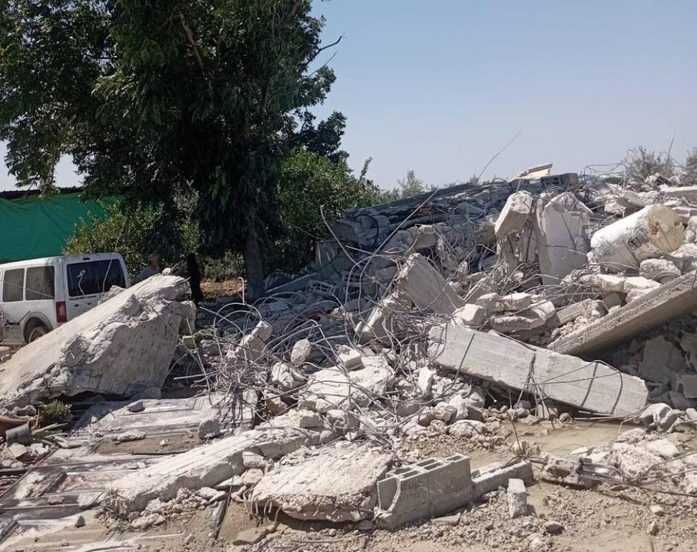 العدو الصهيوني يهدم منزلًا ودفيئات زراعية في ضاحية شويكة بطولكرم