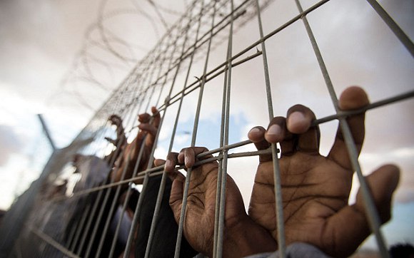 نادي الأسير الفلسطيني: إصابة المعتقل أبو العز بإعاقة حركية نتيجة التعذيب في سجون العدو