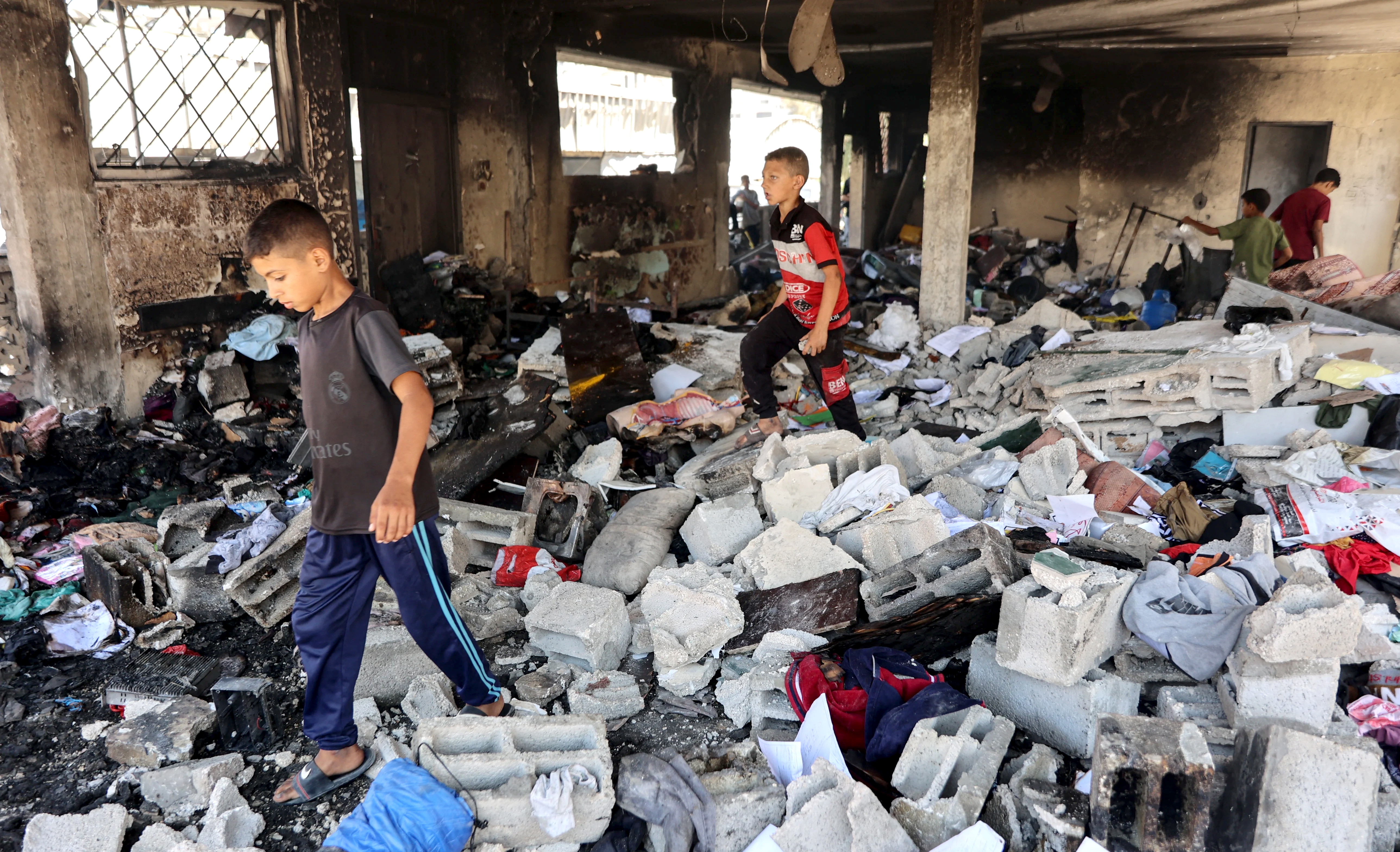 الدفاع المدني بغزة: عشرات العالقين تحت الأنقاض بعد القصف الصهيوني