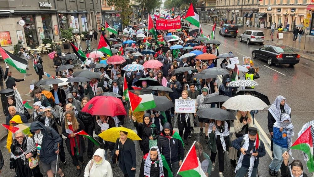متظاهرون في ستوكهولم يطالبون بوقف الإبادة الصهيونية بحق الشعب الفلسطيني