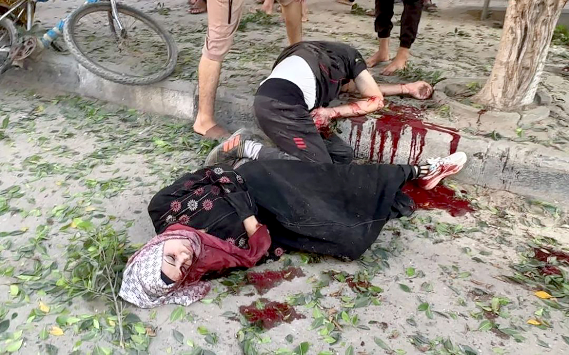 العدو الصهيوني يرتكب مجزرة وحشية في نقطة طبية راح ضحيتها 15 شهيداً