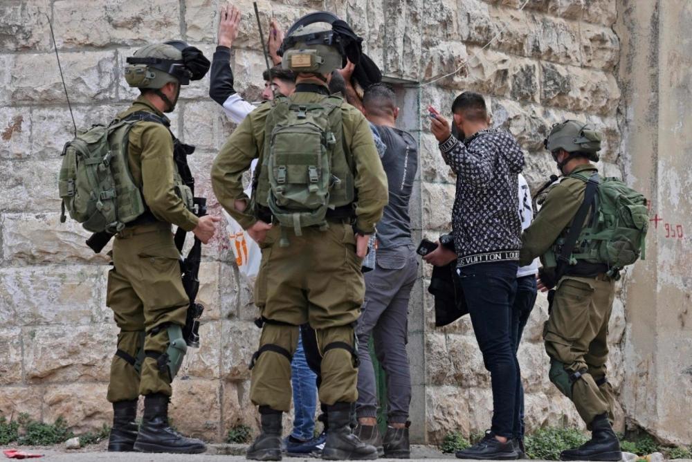 قوات العدو تشن حملة اقتحامات ومداهمات في الضفة والقدس المحتلة