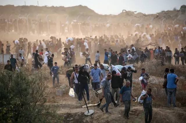 استشهاد 21 فلسطينياً من منتظري المساعدات جنوبي خانيونس بينهم 15 حالة اختناق