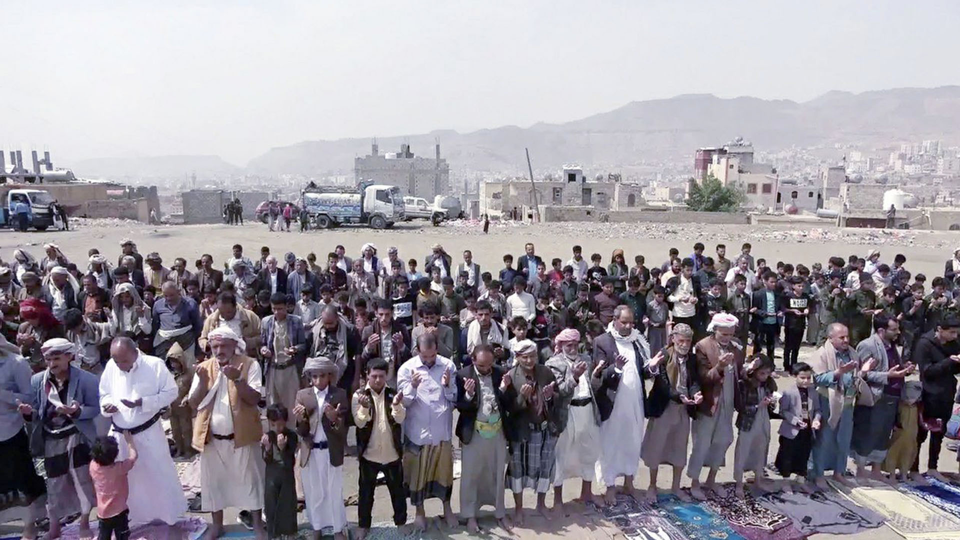 اليمنيون يؤدون صلاة الاستسقاء في أمانة العاصمة ومختلف المحافظات