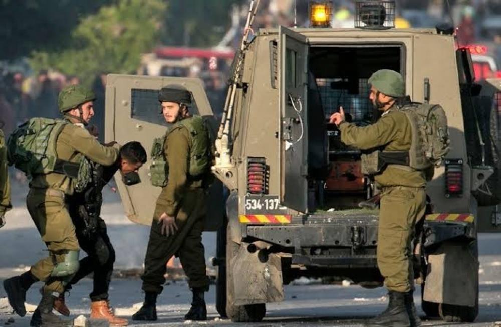 العدو الصهيوني يشن حملة مداهمات واعتقالات واسعة في الضفة المحتلة