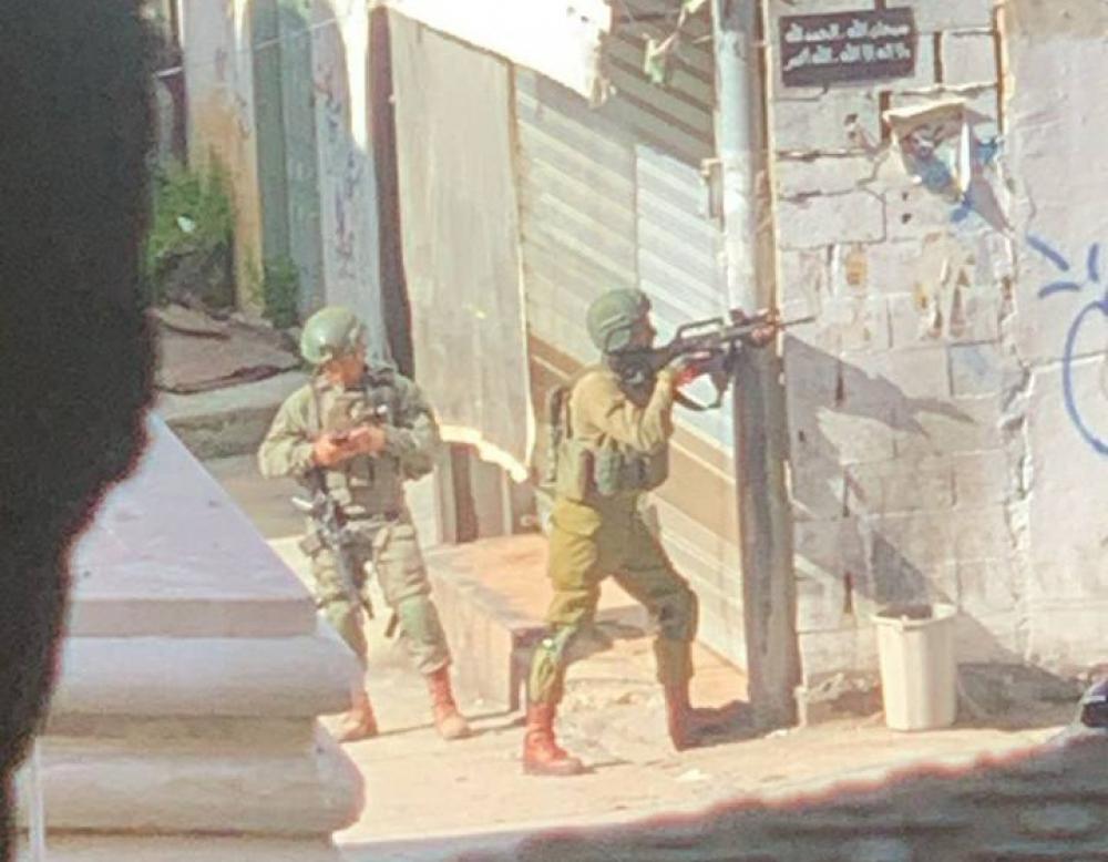 العدو الصهيوني يقتحم مدينة قلقيلية ويداهم بناية سكنية قيد الإنشاء