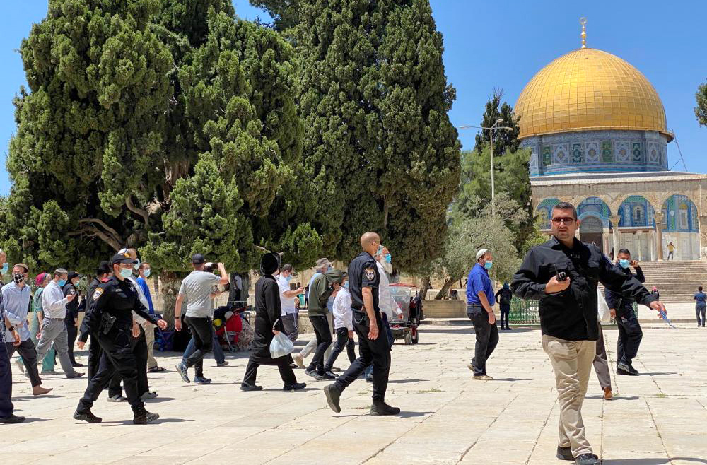 عشرات المستوطنين يقتحمون باحات المسجد الأقصى