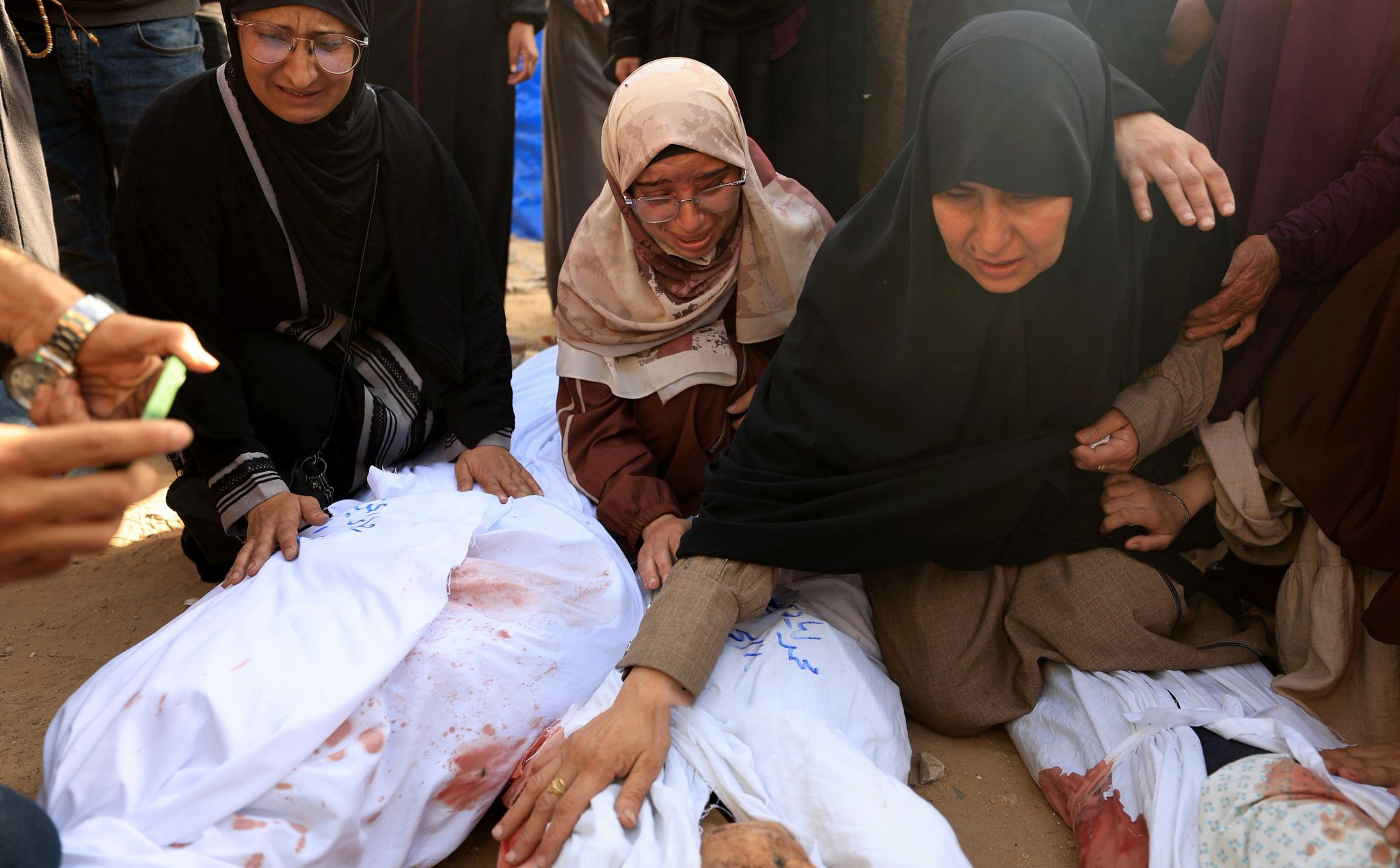 استشهاد 11 فلسطينيا وعشرات الجرحى بقصف العدو الصهيوني على غزة