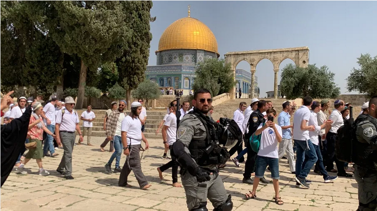 عشرات المستوطنين يقتحمون المسجد الأقصى وسط قيود مشددة