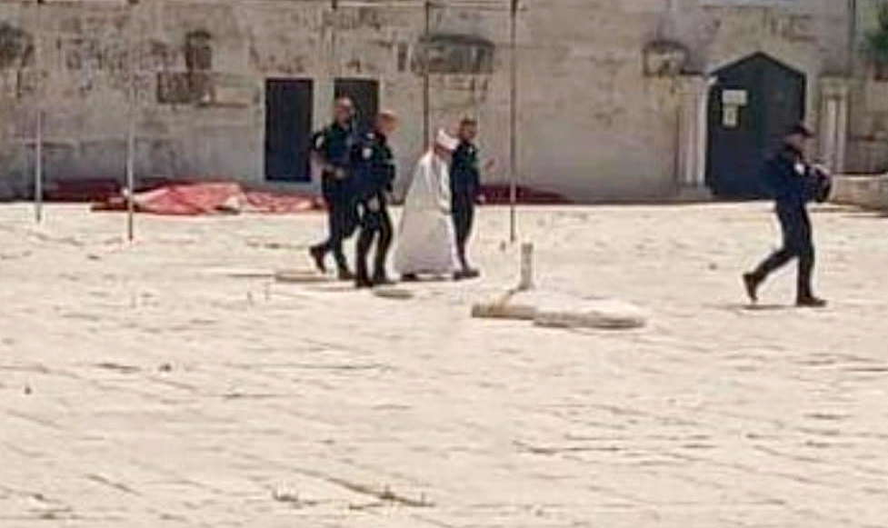 قوات العدو تعتقل مفتي القدس من المسجد الأقصى