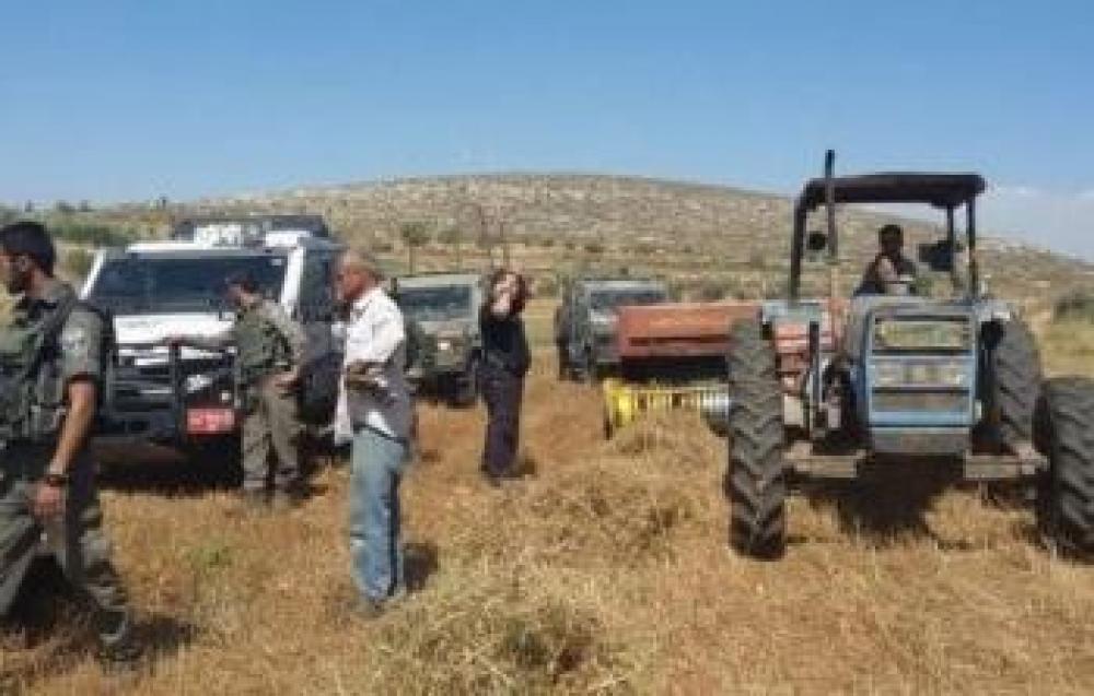 العدو الصهيوني يستولي على جرار زراعي بالأغوار الشمالية