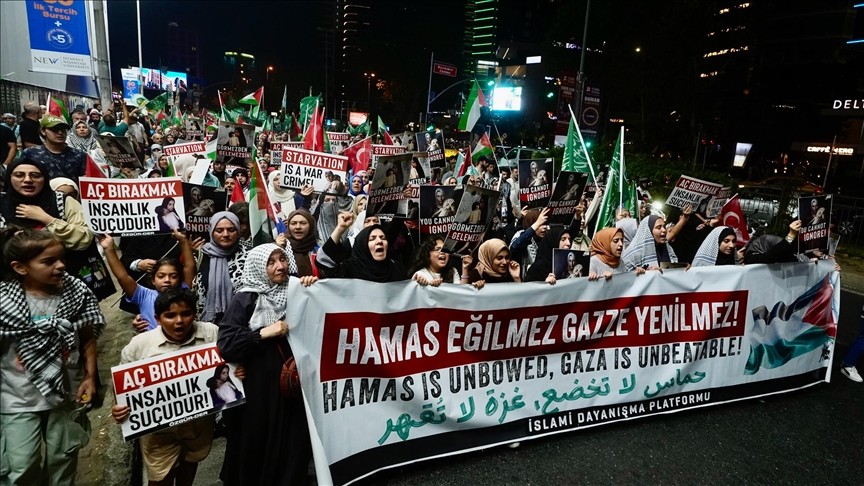 مسيرة في إسطنبول تنديداً بجرائم الإبادة والتجويع بغزة