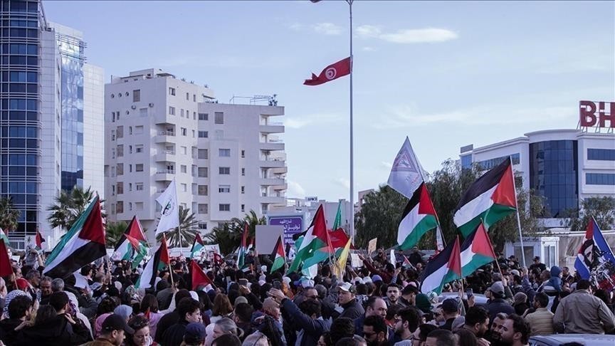 مئات التونسيين يحاصرون سفارة واشنطن احتجاجا على إبادة غزة