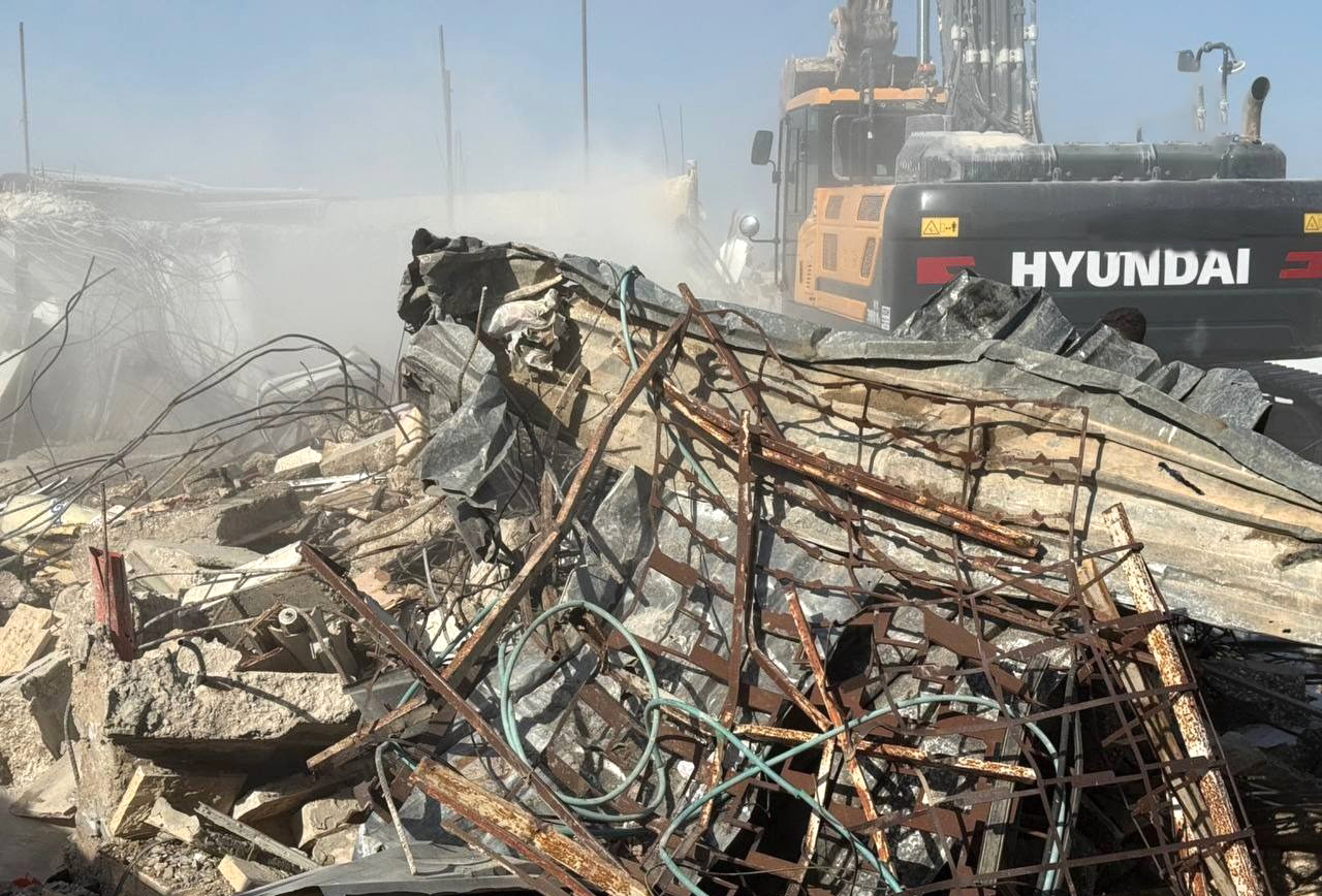 العدو يُجبر عائلتين مقدسيتين على هدم منزليهما