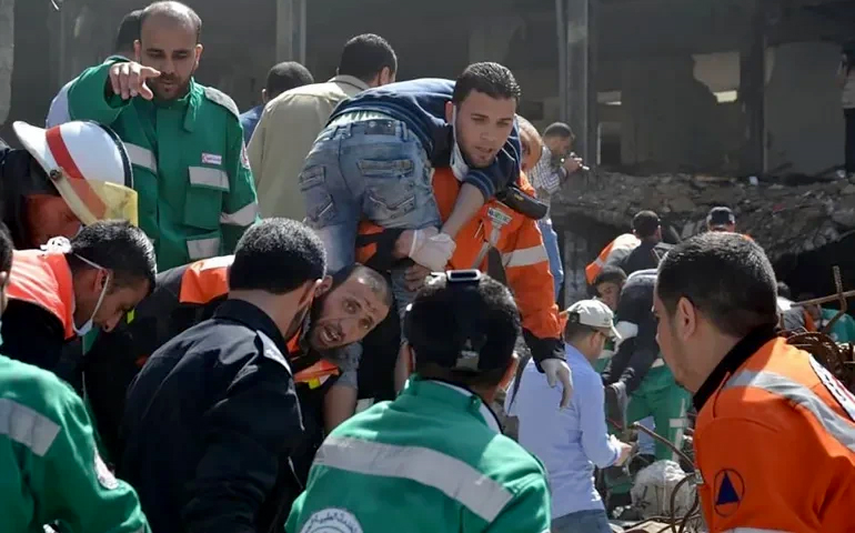 الدفاع المدني بغزة يدعو الصليب الأحمر لإغاثة المصابين المحاصرين