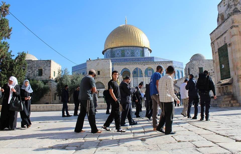 مستوطنون صهاينة يقتحمون باحات المسجد الأقصى