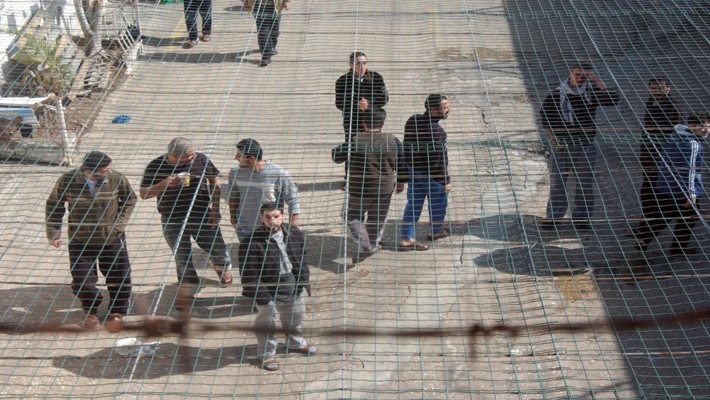 العدو الصهيوني يُصدر ويُجدد أوامر الاعتقال الإداري بحق 21 فلسطينيًا