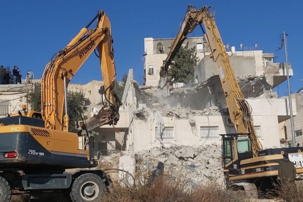 بلدية الكيان الصهيوني تهدم منزلين وأسوارًا في سلوان