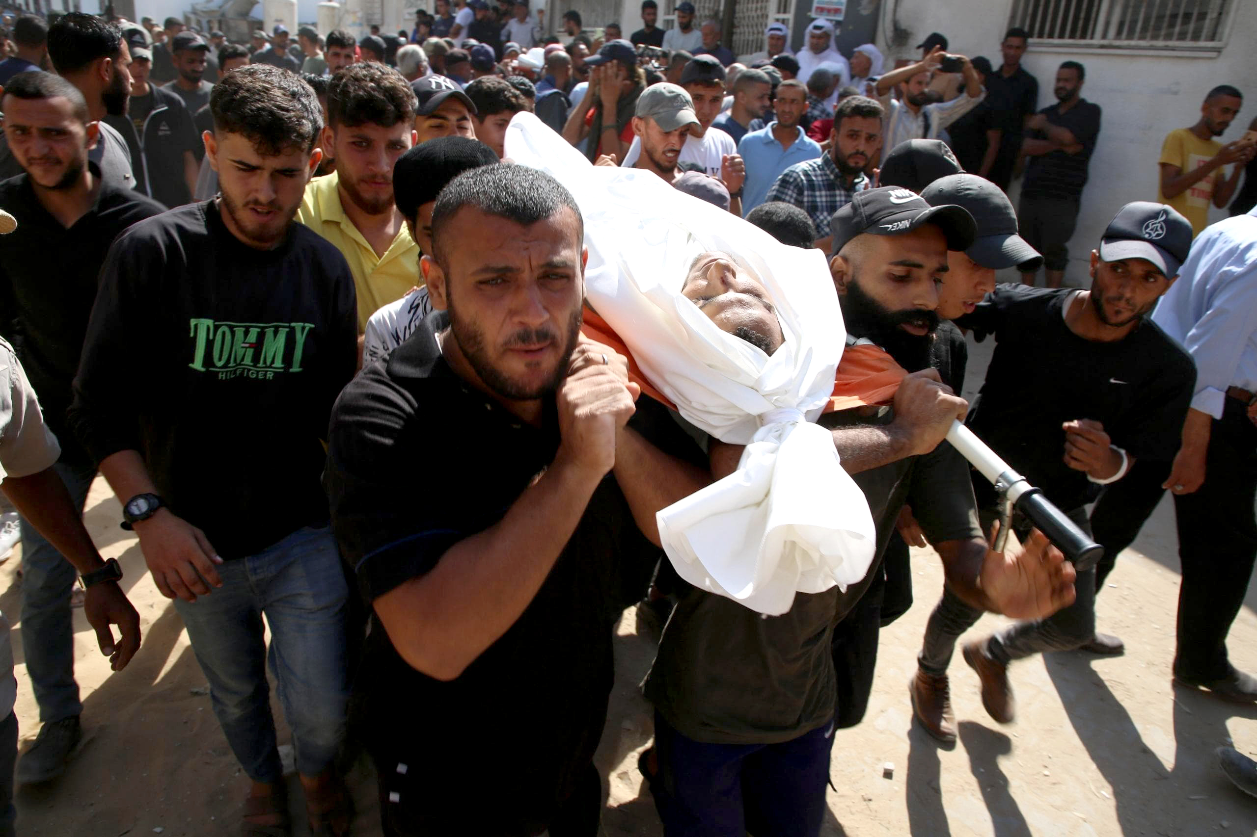 24 شهيداً بينهم 13 من منتظري المساعدات في قطاع غزة