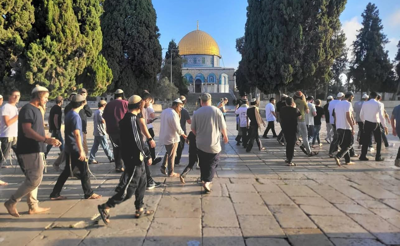 عشرات المستوطنين يقتحمون باحات المسجد الأقصى
